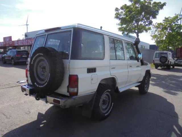 Toyota Land Cruiser HZJ76L 4X4 EXPORT OUTSIDE EU ONLY - Osobní auto: obrázek 4 Toyota Land Cruiser HZJ76L 4X4 EXPORT OUTSIDE EU ONLY - Osobní auto: obrázek 4