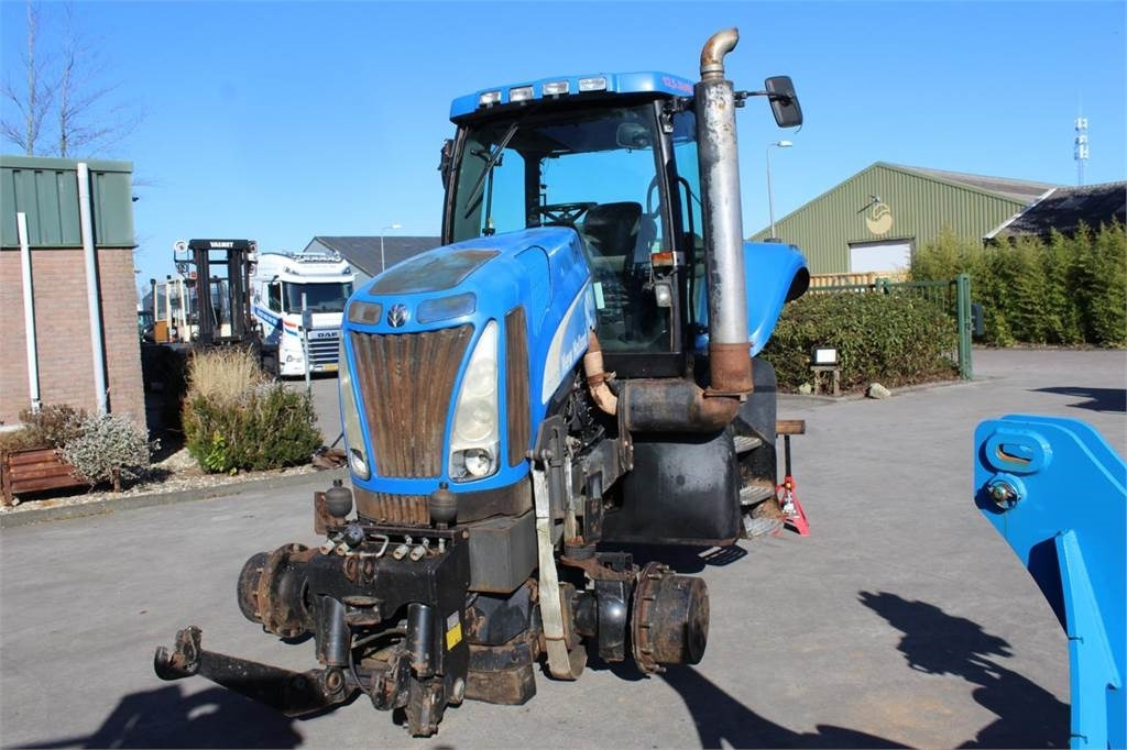New Holland T8020 - Traktor: obrázek 3 New Holland T8020 - Traktor: obrázek 3
