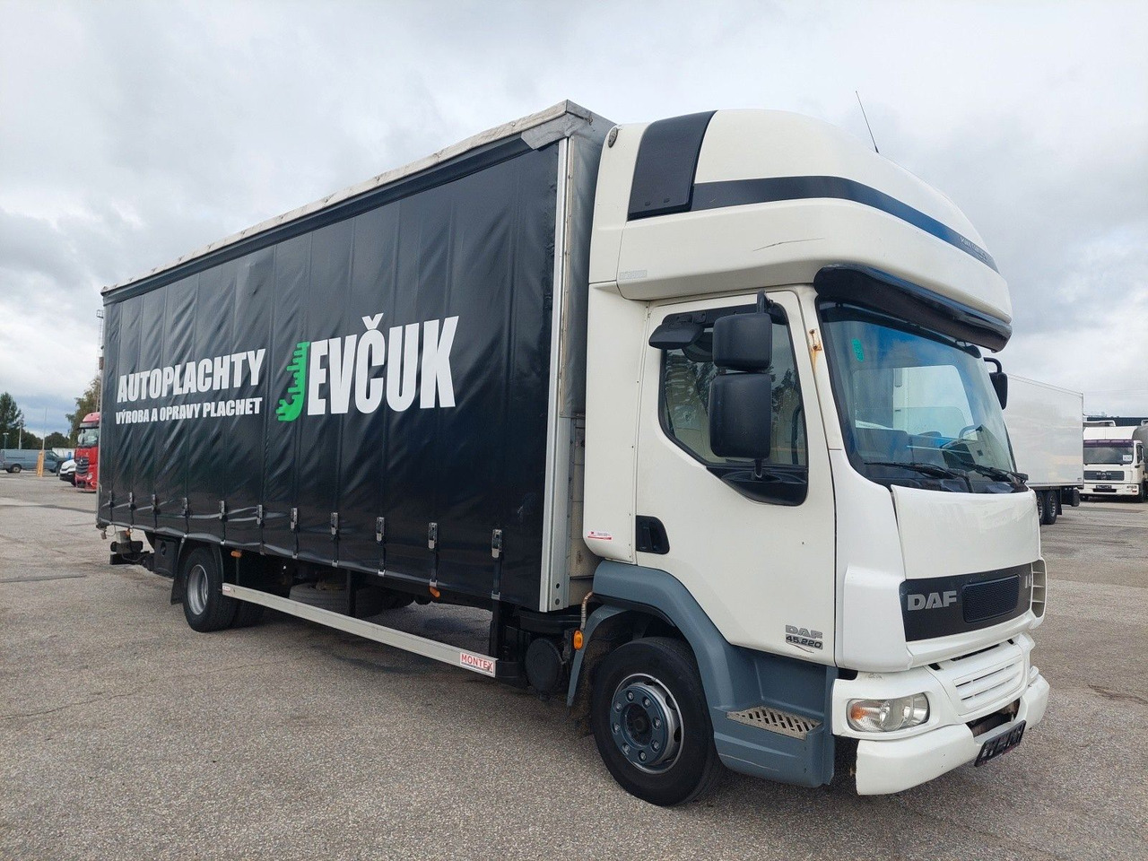 DAF FA LF 45.220 G12 4x2 - Plachtový nákladní auto: obrázek 2 DAF FA LF 45.220 G12 4x2 - Plachtový nákladní auto: obrázek 2