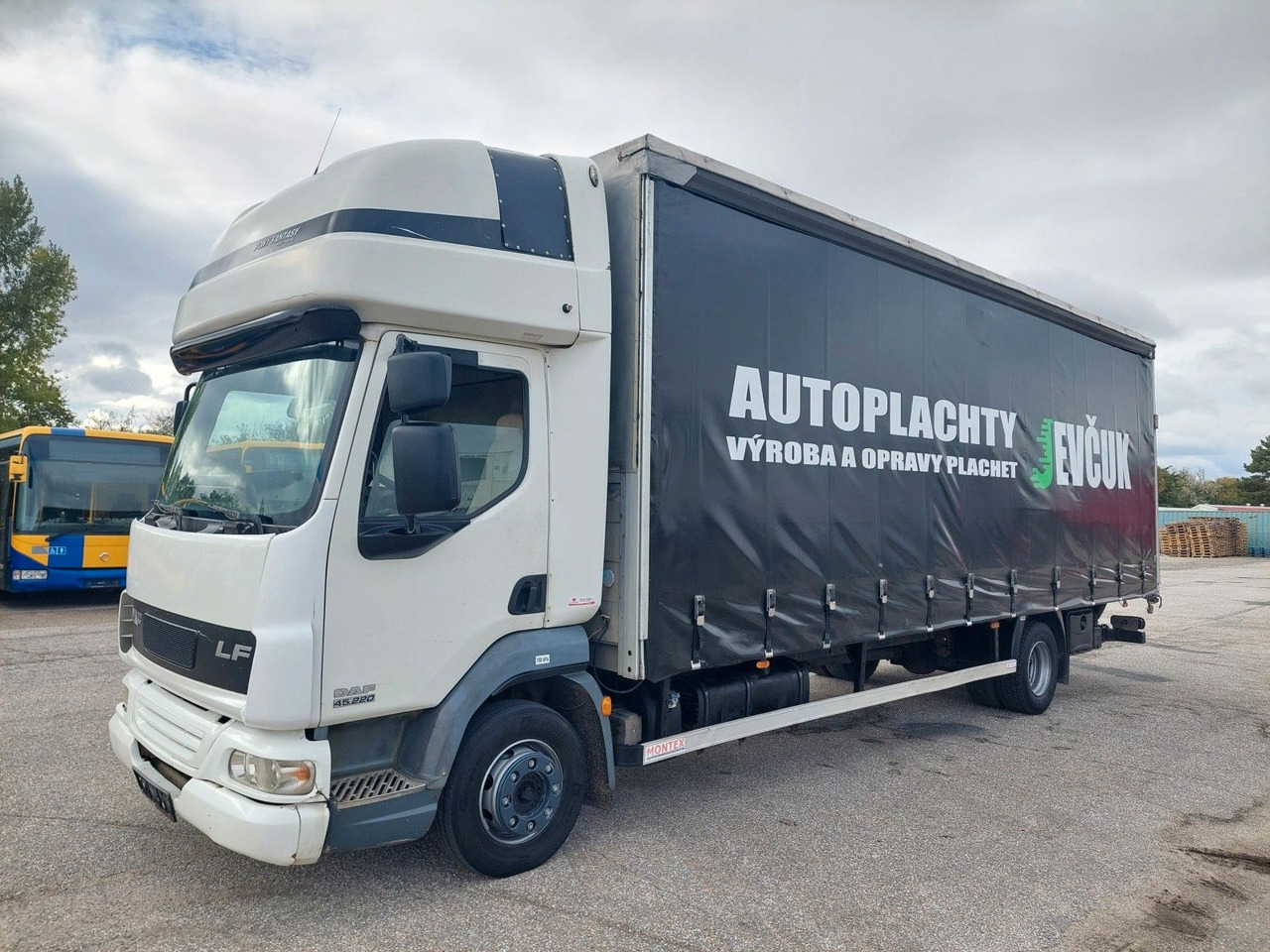 DAF FA LF 45.220 G12 4x2 - Plachtový nákladní auto: obrázek 1 DAF FA LF 45.220 G12 4x2 - Plachtový nákladní auto: obrázek 1