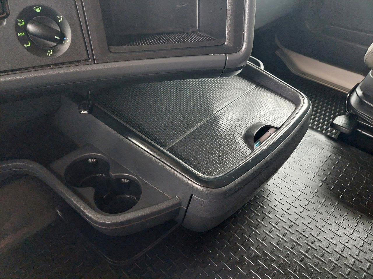 Scania R 440 LA6X2/4MNA leasing Scania R 440 LA6X2/4MNA: obrázek 31 Scania R 440 LA6X2/4MNA leasing Scania R 440 LA6X2/4MNA: obrázek 31