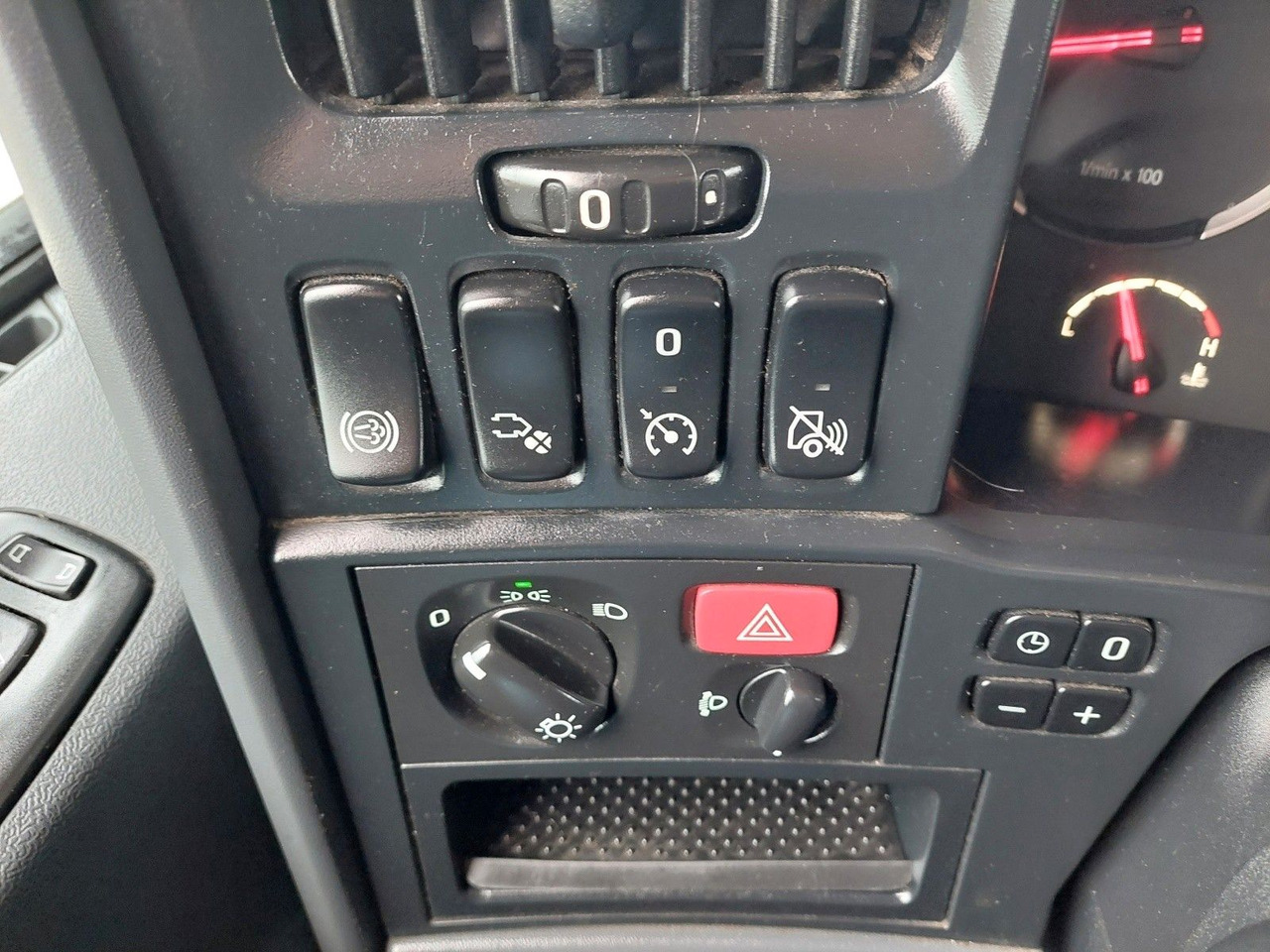 Scania R 440 LA6X2/4MNA leasing Scania R 440 LA6X2/4MNA: obrázek 35 Scania R 440 LA6X2/4MNA leasing Scania R 440 LA6X2/4MNA: obrázek 35