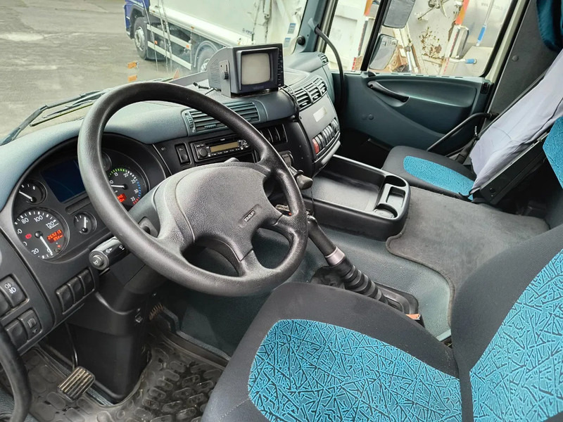 Interior photo 1: Skříňový nákladní auto DAF CF 65.220 CASE - D'HOLLANDIA 2000 KG - 269200 KM Interior photo 1: Skříňový nákladní auto DAF CF 65.220 CASE - D'HOLLANDIA 2000 KG - 269200 KM