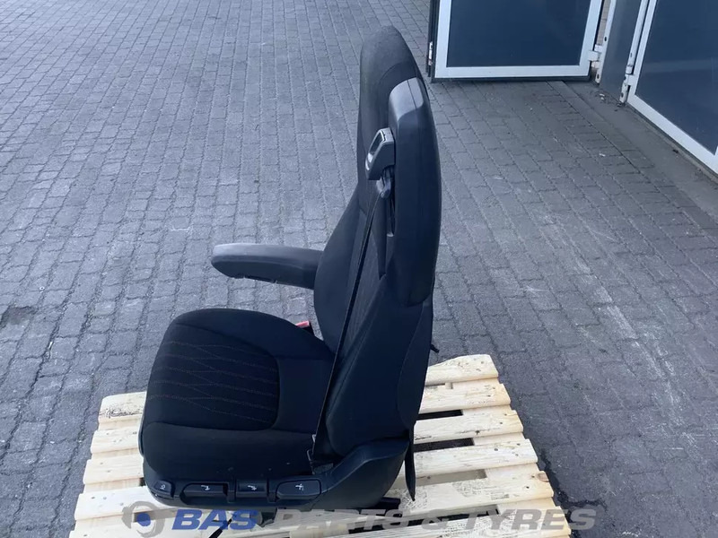 DAF CF Euro 6 - Sedaček pro Nákladní auto: obrázek 2 DAF CF Euro 6 - Sedaček pro Nákladní auto: obrázek 2