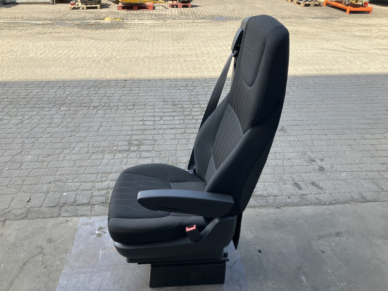 DAF XF106 - Sedaček pro Nákladní auto: obrázek 2 DAF XF106 - Sedaček pro Nákladní auto: obrázek 2