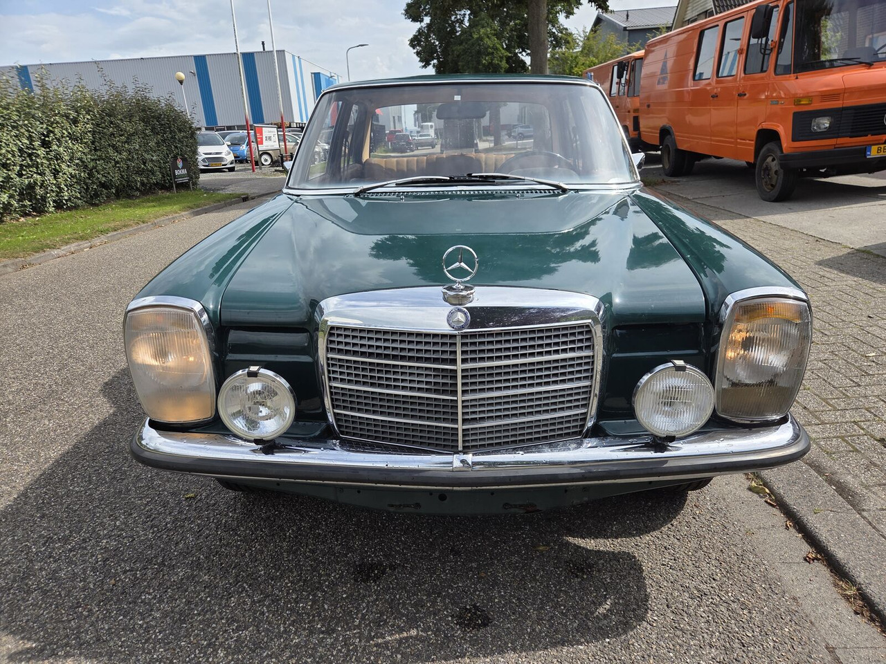 Mercedes-Benz 220 (W115) auto - Osobní auto: obrázek 2 Mercedes-Benz 220 (W115) auto - Osobní auto: obrázek 2
