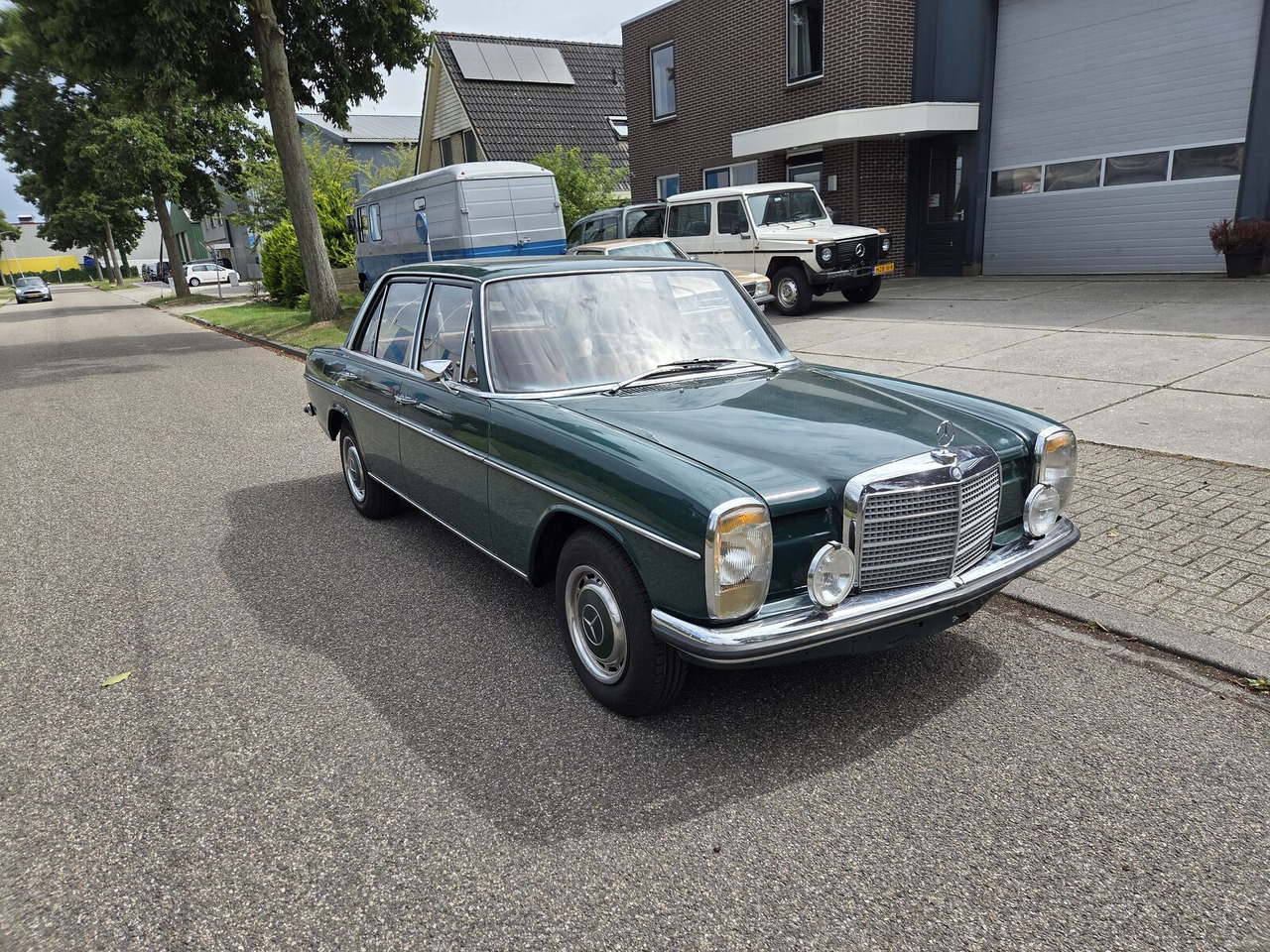 Mercedes-Benz 220 (W115) sedan - Sedan: obrázek 1 Mercedes-Benz 220 (W115) sedan - Sedan: obrázek 1