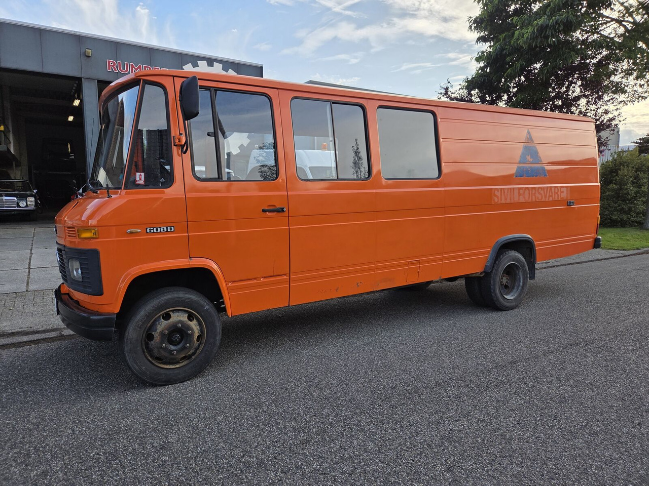 Mercedes-Benz L 608 D dubbel cabine (26700 km) goederen en personen bestelwagen - Mikrobus: obrázek 1 Mercedes-Benz L 608 D dubbel cabine (26700 km) goederen en personen bestelwagen - Mikrobus: obrázek 1