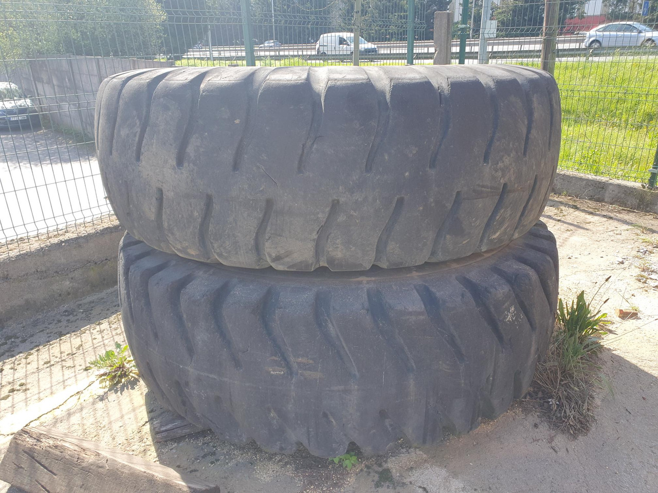 NEUMATICOS GOOD YEAR 24.00X35 - Kompletní kolo pro Stavební technika: obrázek 1 NEUMATICOS GOOD YEAR 24.00X35 - Kompletní kolo pro Stavební technika: obrázek 1