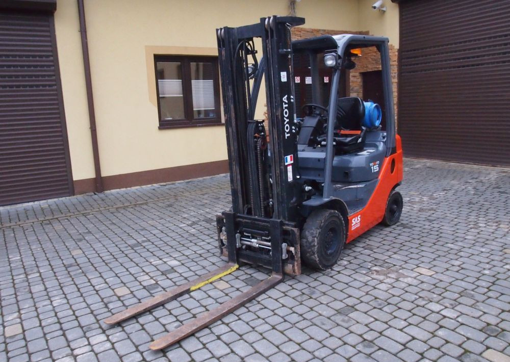 Wózek widłowy Toyota 8FGF15 2018 TRIPLEX system SAS (blokowanie tylnej osi) - Plynový vysokozdvižný vozík: obrázek 2 Wózek widłowy Toyota 8FGF15 2018 TRIPLEX system SAS (blokowanie tylnej osi) - Plynový vysokozdvižný vozík: obrázek 2