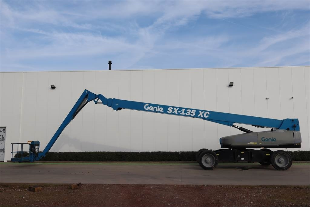 Genie SX135XC - Teleskopická plošina: obrázek 1 Genie SX135XC - Teleskopická plošina: obrázek 1