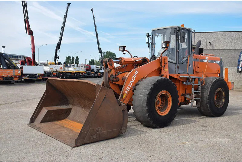Hitachi LX 210E- stock id 59 - Kolový nakladač: obrázek 1 Hitachi LX 210E- stock id 59 - Kolový nakladač: obrázek 1