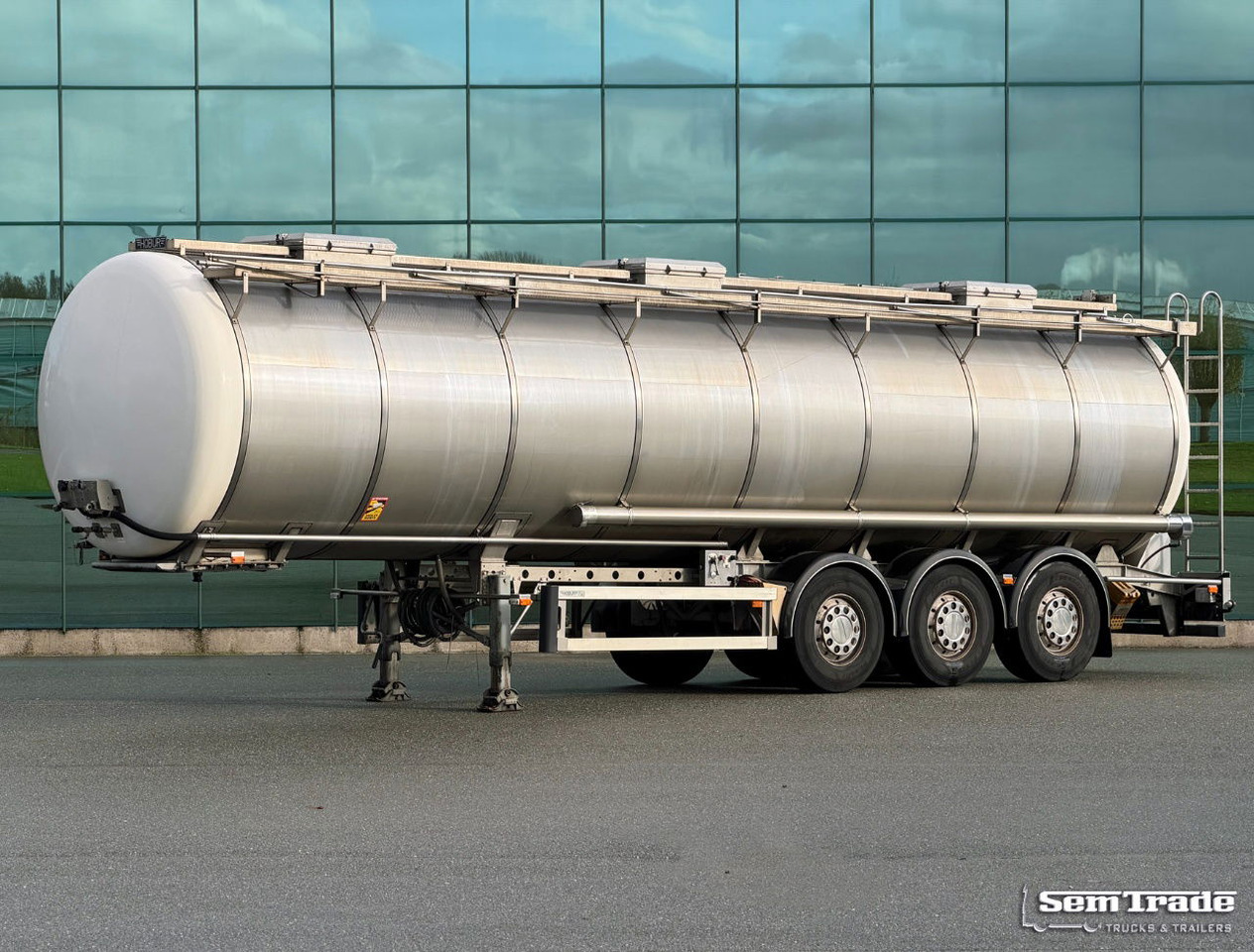 Burg 37.300 Liter 3 Compartments Disc Brakes Super Condition NL Trailer - Cisternový návěs: obrázek 1 Burg 37.300 Liter 3 Compartments Disc Brakes Super Condition NL Trailer - Cisternový návěs: obrázek 1