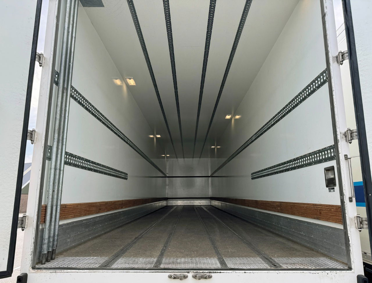 Skříňový návěs FAG 2 AS Burgers BAK Geisoleerd Gegalvaniseerd Chassis ZO Goed ALS Nieuw Direct Leverbaar 1325 x 244 x 267 CM Inwendig: obrázek 9