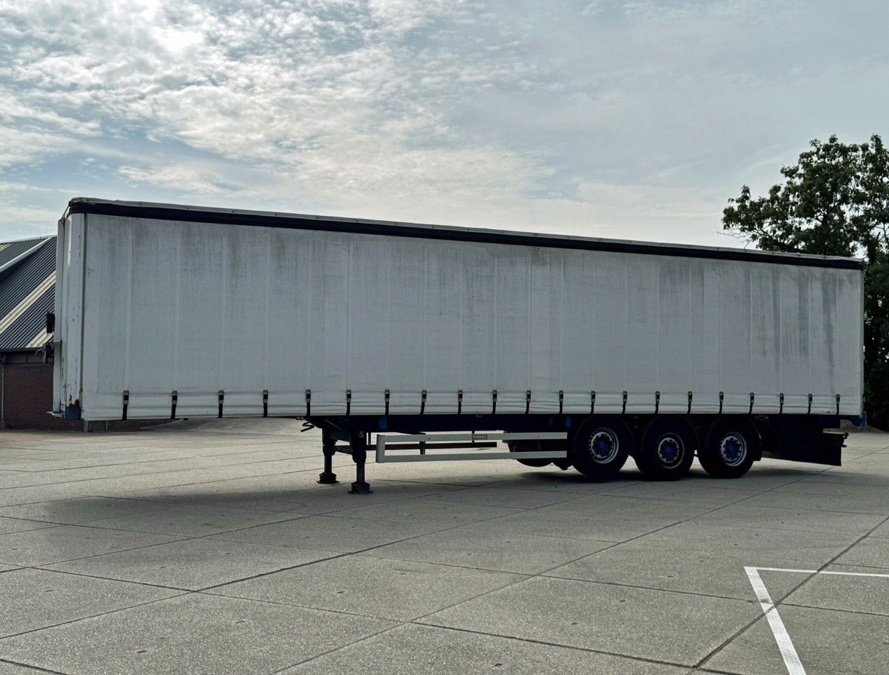 Renders 3 Axle Disc Brakes Lift Axle Nice Chassis Wooden Floor Sliding Roof - Plachtový návěs: obrázek 2 Renders 3 Axle Disc Brakes Lift Axle Nice Chassis Wooden Floor Sliding Roof - Plachtový návěs: obrázek 2