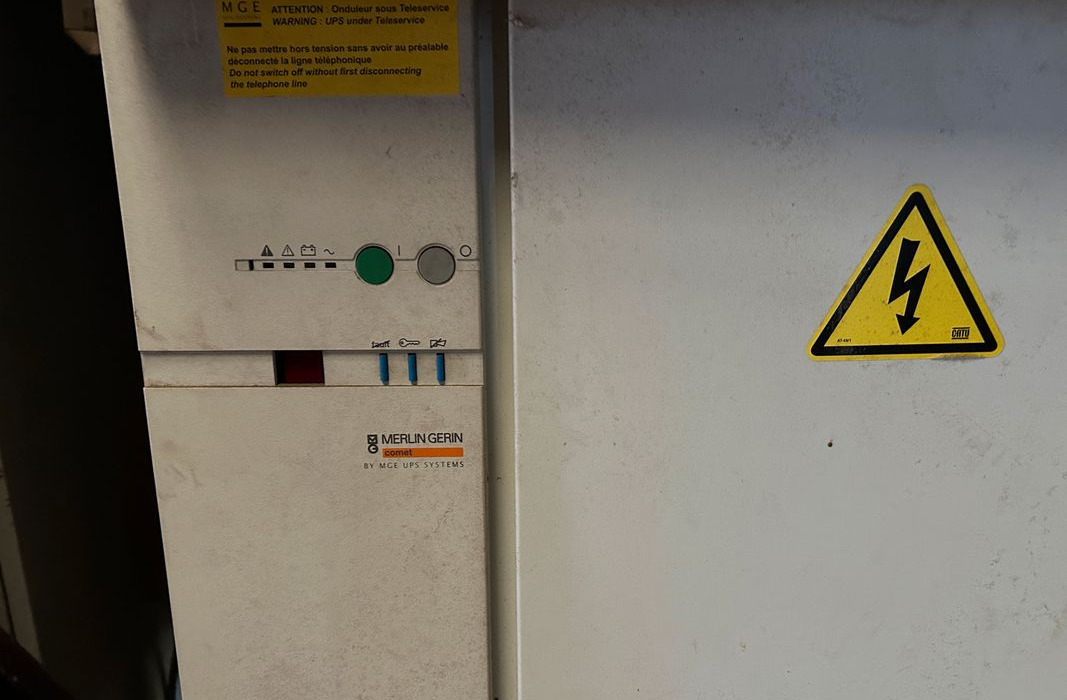 Chargeurs de batteries de traction pour elevateurs , transpalettes , gerbeurs electriques - Průmyslová technika: obrázek 1 Chargeurs de batteries de traction pour elevateurs , transpalettes , gerbeurs electriques - Průmyslová technika: obrázek 1