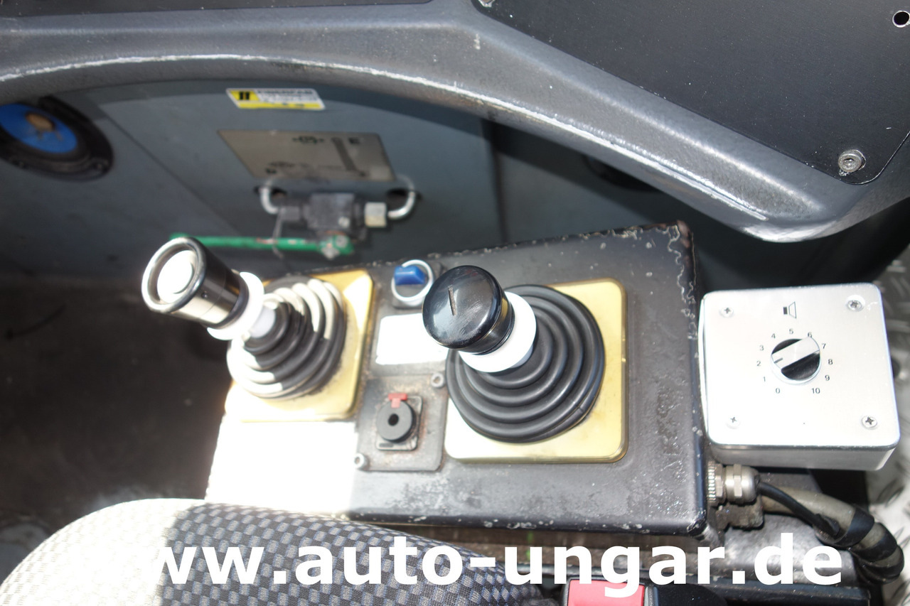 Tahač letadel GOLDHOFER AST-1 A500 Baujahr 1999 Push-Back towbarless Pushback Liebherr used GSE: obrázek 28 Tahač letadel GOLDHOFER AST-1 A500 Baujahr 1999 Push-Back towbarless Pushback Liebherr used GSE: obrázek 28