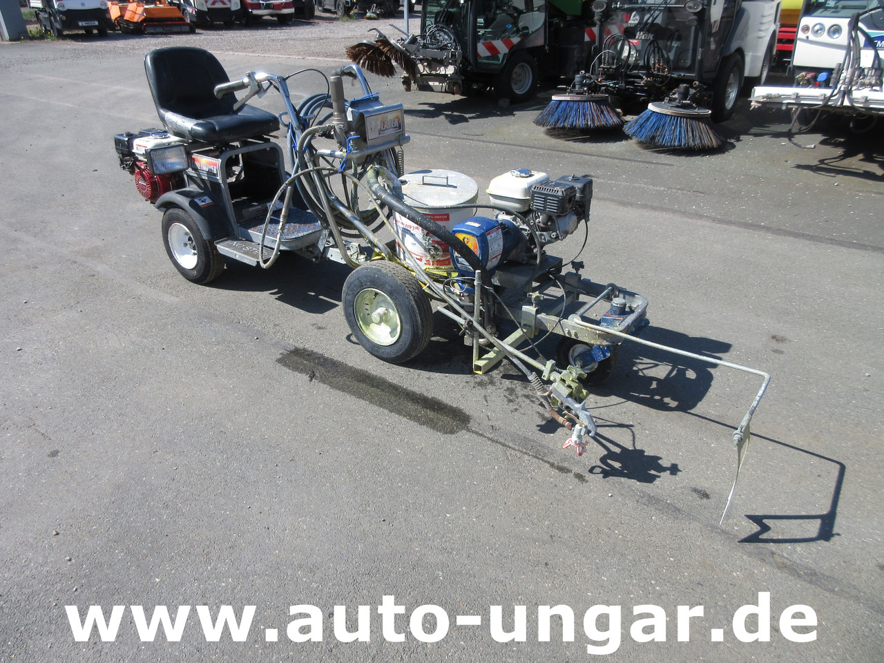 Graco LineLazer III 3900 Linedriver ride-on striper Roadmarking Straßenmarkierung - Technika pro ukládaní asfaltu: obrázek 1 Graco LineLazer III 3900 Linedriver ride-on striper Roadmarking Straßenmarkierung - Technika pro ukládaní asfaltu: obrázek 1