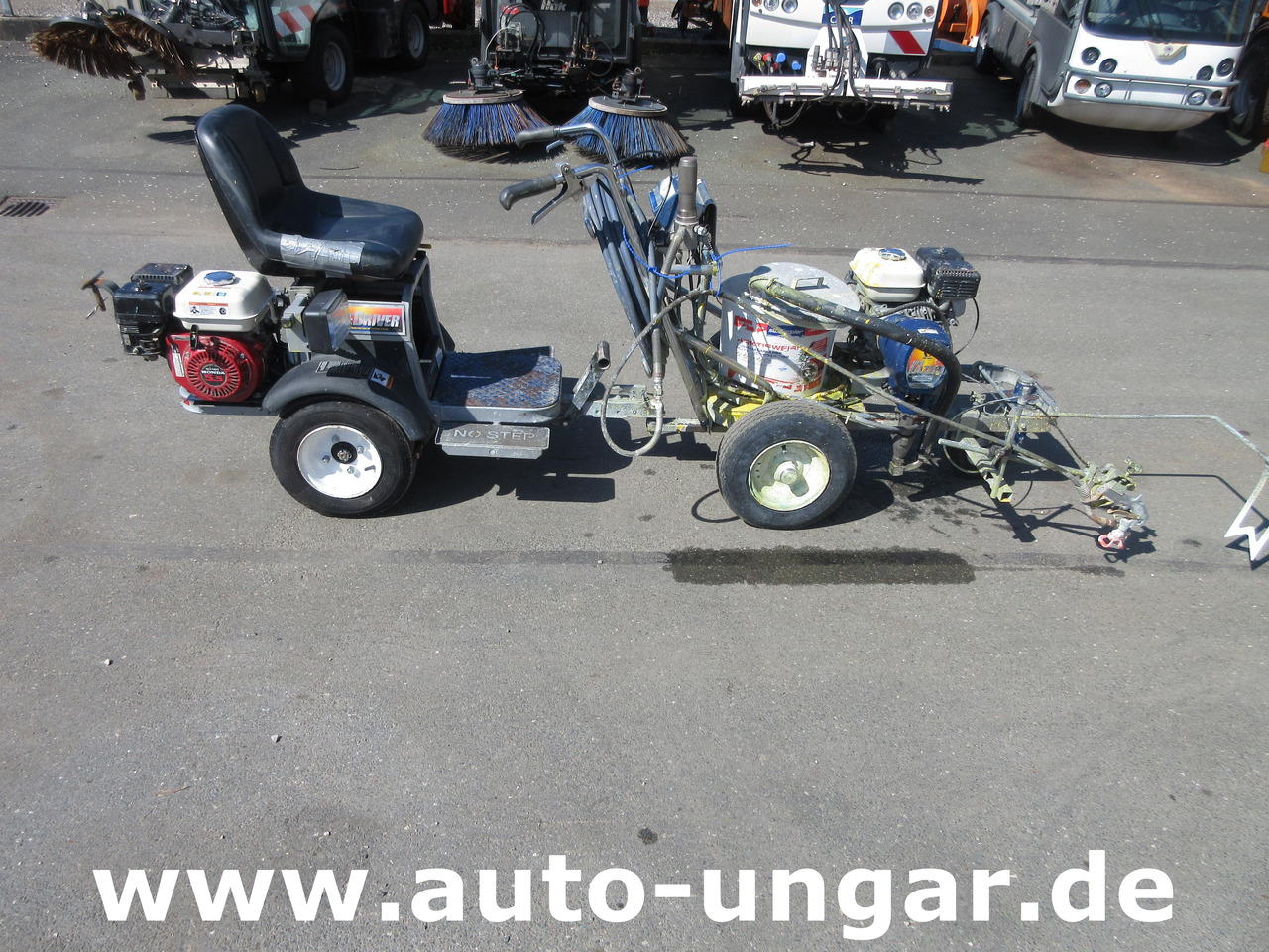 Graco LineLazer III 3900 Linedriver ride-on striper Roadmarking Straßenmarkierung - Technika pro ukládaní asfaltu: obrázek 4 Graco LineLazer III 3900 Linedriver ride-on striper Roadmarking Straßenmarkierung - Technika pro ukládaní asfaltu: obrázek 4