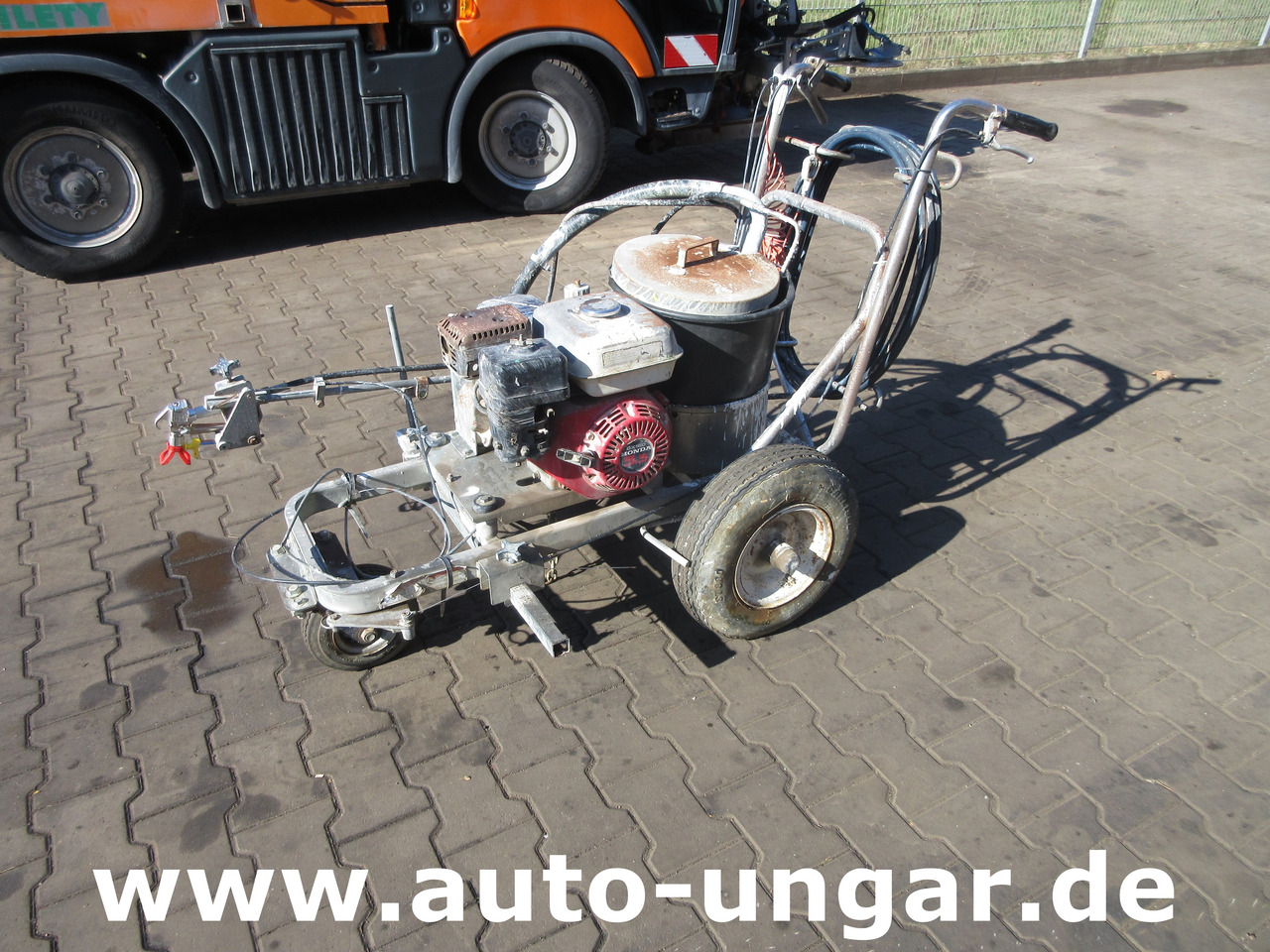 Graco LineLazer Striper GM 5000 Airless Roadmarking Machine Straßenmarkierung - Technika pro ukládaní asfaltu: obrázek 1 Graco LineLazer Striper GM 5000 Airless Roadmarking Machine Straßenmarkierung - Technika pro ukládaní asfaltu: obrázek 1