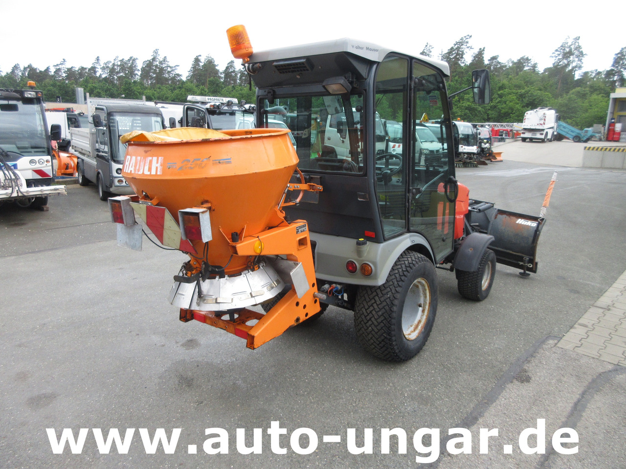 HAKO Hakotrac 2650 DA Winterdienst Schneepflug & Streuer 4x4 Zapfwelle Hydraulik - Komunální traktor: obrázek 4 HAKO Hakotrac 2650 DA Winterdienst Schneepflug & Streuer 4x4 Zapfwelle Hydraulik - Komunální traktor: obrázek 4