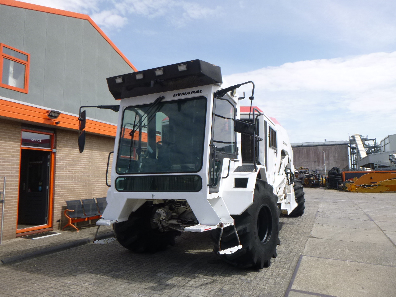 DYNAPAC DS400(RABAUD ROTOSTAB 525) - Zemní fréza: obrázek 5 DYNAPAC DS400(RABAUD ROTOSTAB 525) - Zemní fréza: obrázek 5