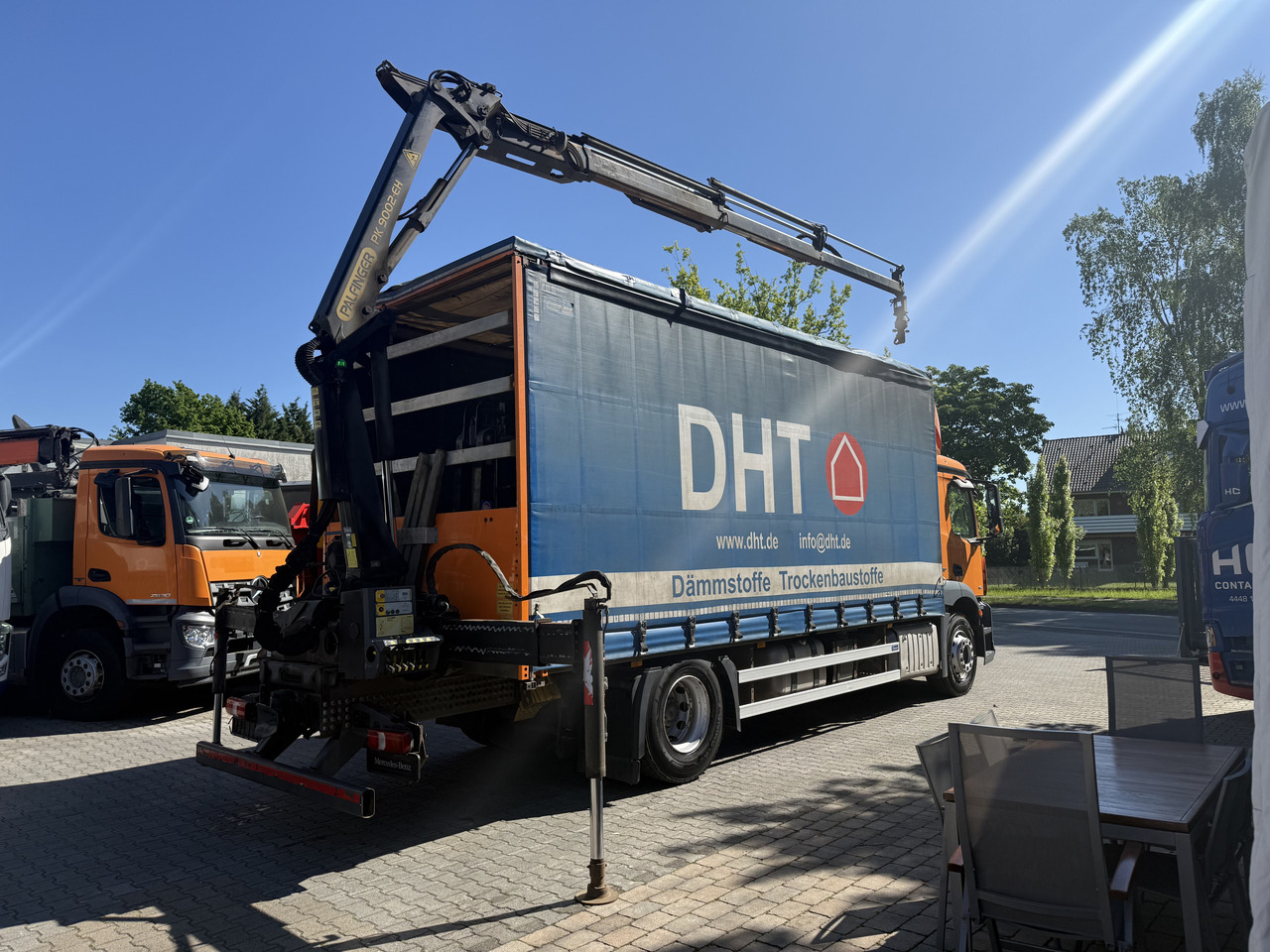 Auto s hydraulickou rukou, Plachtový nákladní auto Mercedes-Benz Actros 1827 Kran Palfinger PK 9002: obrázek 8