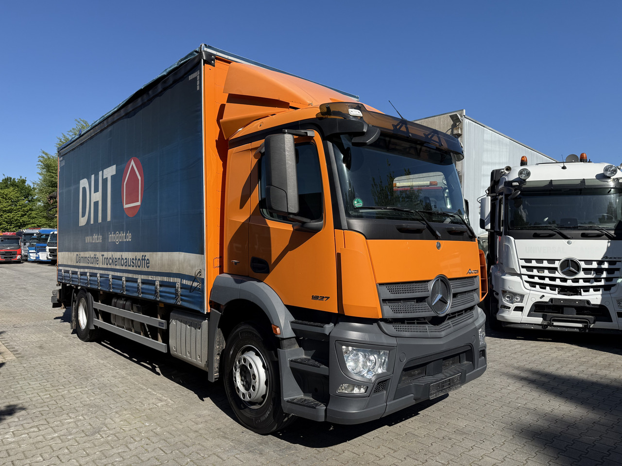 Auto s hydraulickou rukou, Plachtový nákladní auto Mercedes-Benz Actros 1827 Kran Palfinger PK 9002: obrázek 11