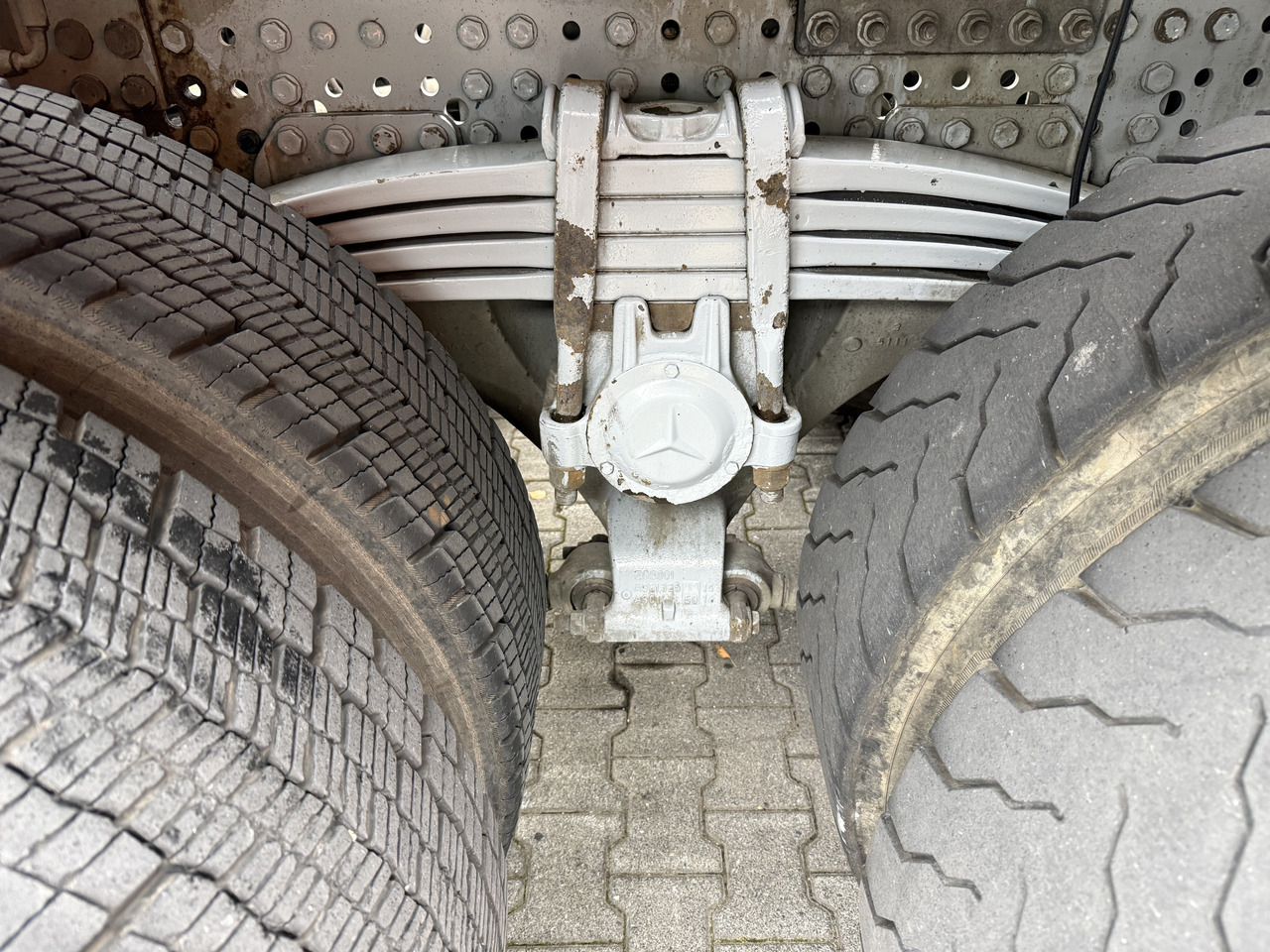 Mercedes-Benz Arocs 3245 K 8X4 Haken - Hákový nosič kontejnerů: obrázek 4 Mercedes-Benz Arocs 3245 K 8X4 Haken - Hákový nosič kontejnerů: obrázek 4