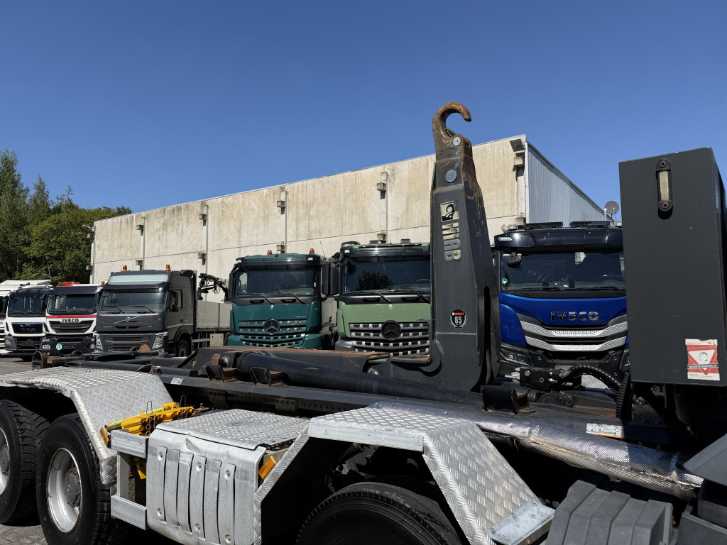 Mercedes-Benz Arocs 3245 K 8X4 Haken - Hákový nosič kontejnerů: obrázek 2 Mercedes-Benz Arocs 3245 K 8X4 Haken - Hákový nosič kontejnerů: obrázek 2