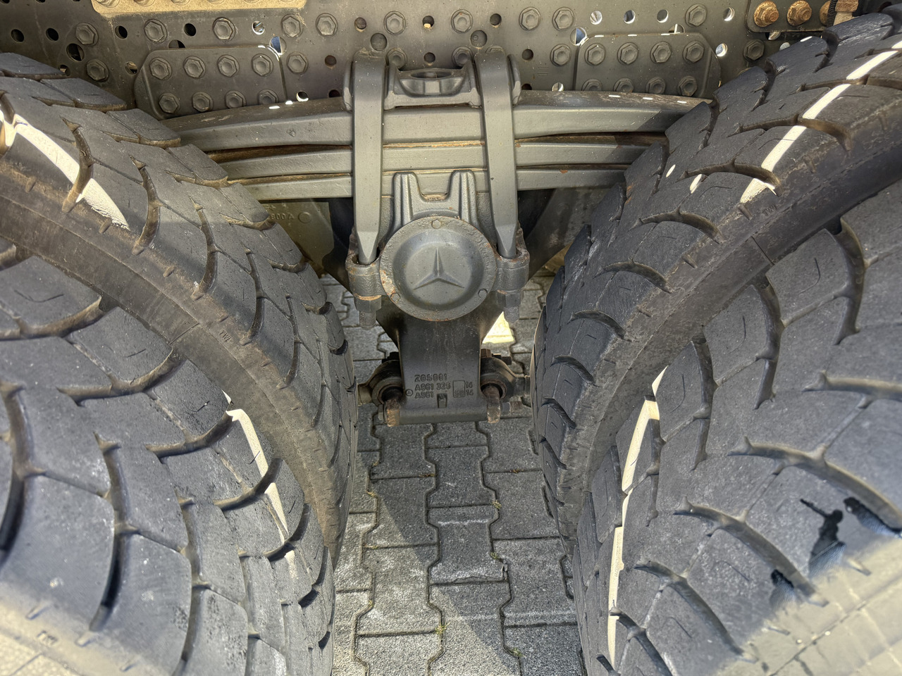 Mercedes-Benz Arocs 3245 K 8X4 Haken - Hákový nosič kontejnerů: obrázek 4 Mercedes-Benz Arocs 3245 K 8X4 Haken - Hákový nosič kontejnerů: obrázek 4