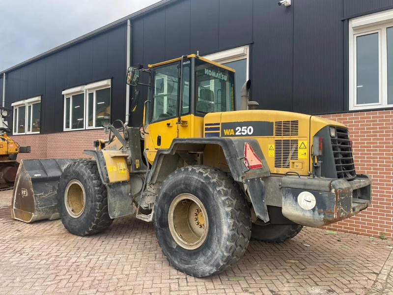 Komatsu WA250-5 - Kolový nakladač: obrázek 3 Komatsu WA250-5 - Kolový nakladač: obrázek 3