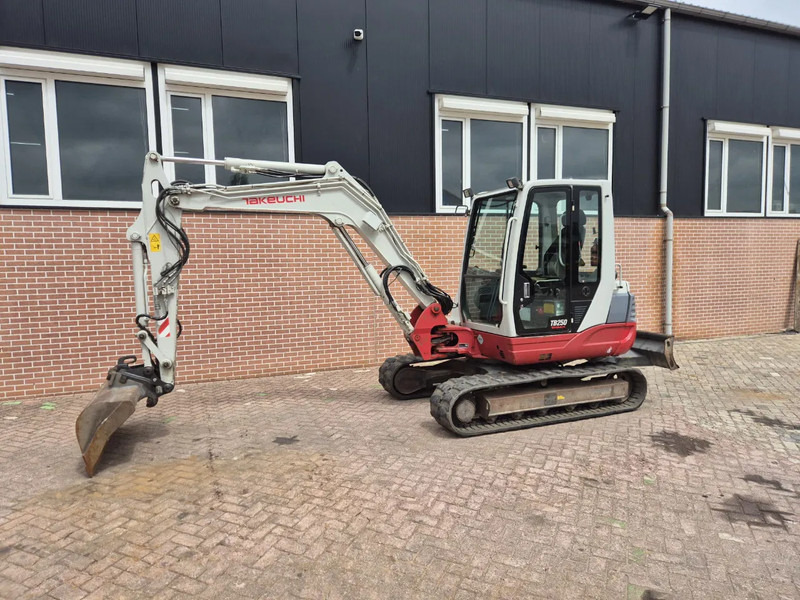 Takeuchi TB250 - Mini rýpadlo: obrázek 1 Takeuchi TB250 - Mini rýpadlo: obrázek 1