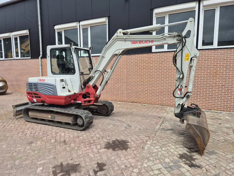 Takeuchi TB250 - Mini rýpadlo: obrázek 4 Takeuchi TB250 - Mini rýpadlo: obrázek 4