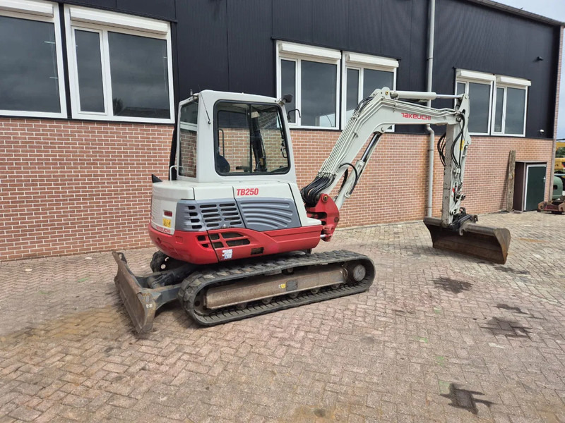 Takeuchi TB250 - Mini rýpadlo: obrázek 3 Takeuchi TB250 - Mini rýpadlo: obrázek 3