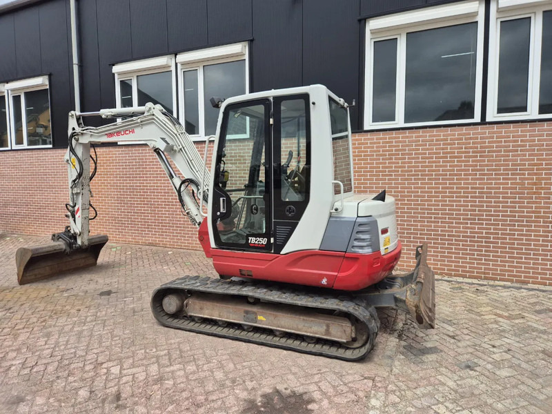 Takeuchi TB250 - Mini rýpadlo: obrázek 2 Takeuchi TB250 - Mini rýpadlo: obrázek 2
