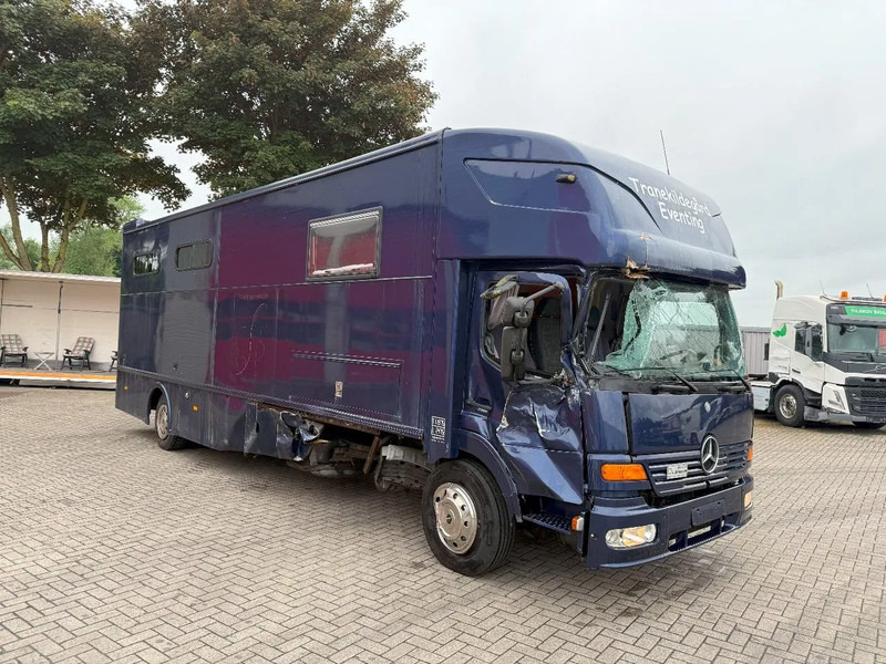 Mercedes-Benz Atego 1223 / ENGINE RUNNING / ONLY:159450 KM / HORSETRUCK / HEATED BOX / WATERTANK / LIVING ROOM / EURO-2 / MANUAL / 1998 - Auto na přepravu koní: obrázek 2 Mercedes-Benz Atego 1223 / ENGINE RUNNING / ONLY:159450 KM / HORSETRUCK / HEATED BOX / WATERTANK / LIVING ROOM / EURO-2 / MANUAL / 1998 - Auto na přepravu koní: obrázek 2