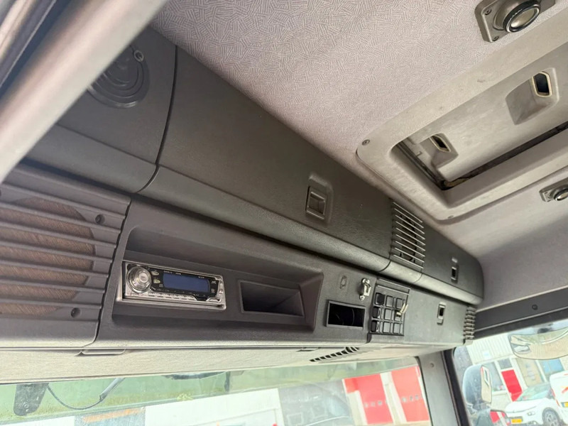 Podvozek s kabinou Scania 124-420 / ENGINE RUNNING / RETARDER / BIG AXLE / FULL-STEEL / ONLY: 540918 KM / OLD TACHO / AIRCO / MANUAL / EURO-3 / 2002: obrázek 19 Podvozek s kabinou Scania 124-420 / ENGINE RUNNING / RETARDER / BIG AXLE / FULL-STEEL / ONLY: 540918 KM / OLD TACHO / AIRCO / MANUAL / EURO-3 / 2002: obrázek 19