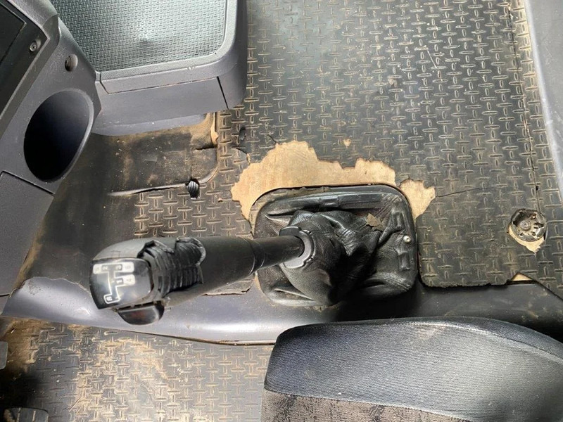 Tahač Scania R420 / RETARDER / HYDRAULICS / NO ADBLUE / MANUAL / EURO-3 / 2005: obrázek 19 Tahač Scania R420 / RETARDER / HYDRAULICS / NO ADBLUE / MANUAL / EURO-3 / 2005: obrázek 19