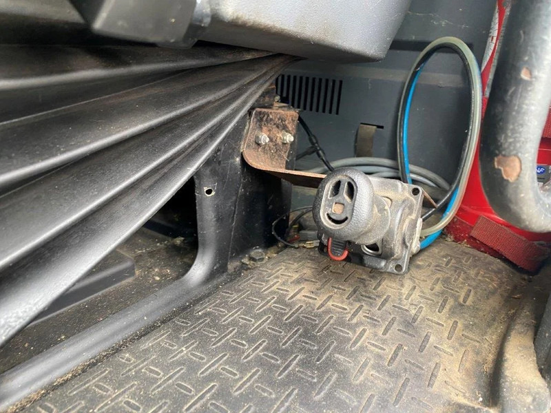 Tahač Scania R420 / RETARDER / HYDRAULICS / NO ADBLUE / MANUAL / EURO-3 / 2005: obrázek 13 Tahač Scania R420 / RETARDER / HYDRAULICS / NO ADBLUE / MANUAL / EURO-3 / 2005: obrázek 13