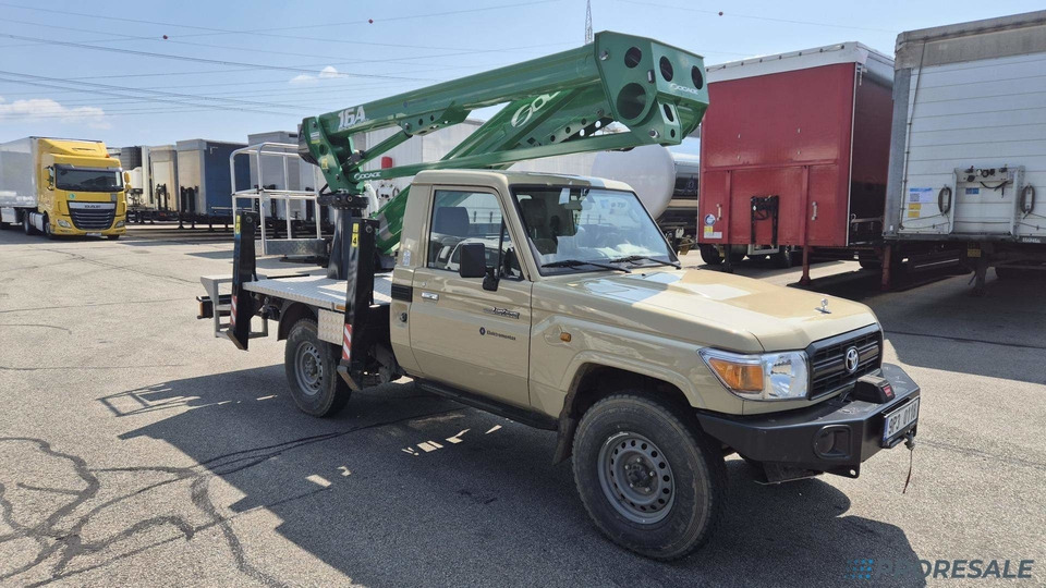 TOYOTA LAND CRUISER 79 montážní plošina - Autoplošina: obrázek 1 TOYOTA LAND CRUISER 79 montážní plošina - Autoplošina: obrázek 1