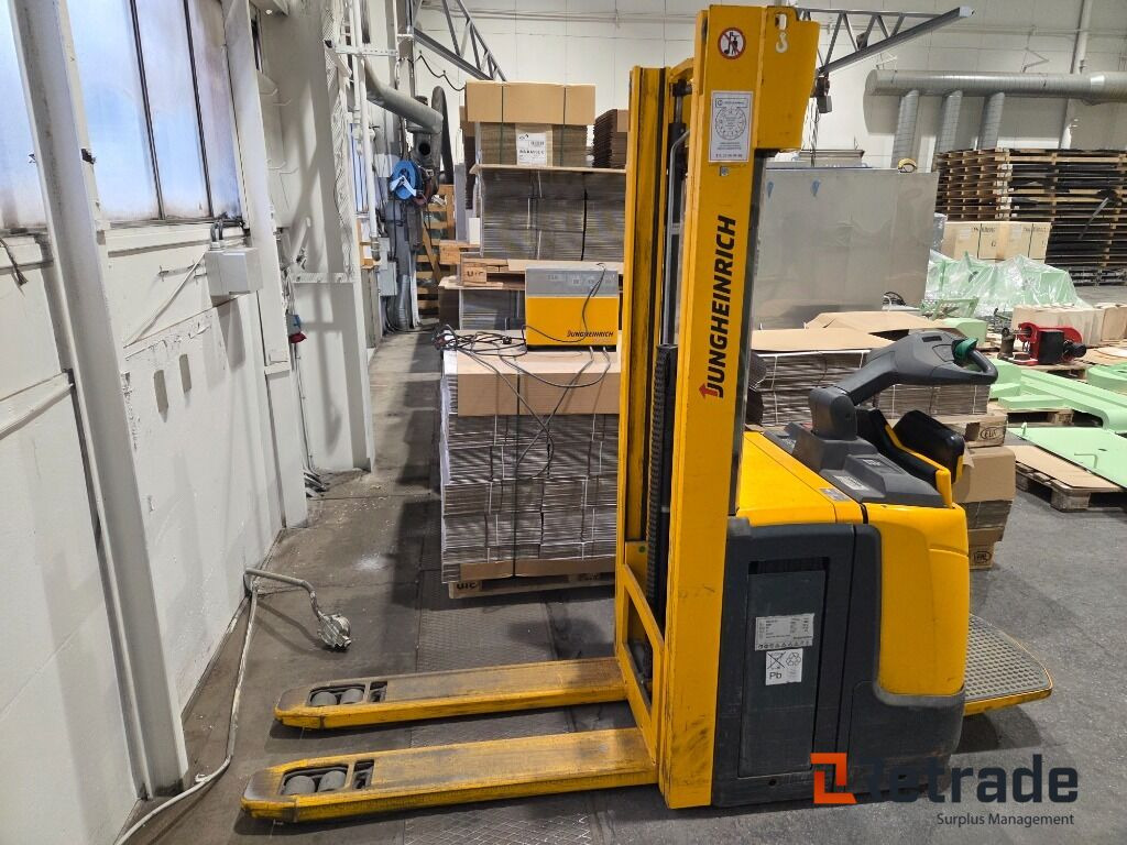 Jungheinrich erc 216z med lader 2015 mod - Stohovací vozík: obrázek 1 Jungheinrich erc 216z med lader 2015 mod - Stohovací vozík: obrázek 1