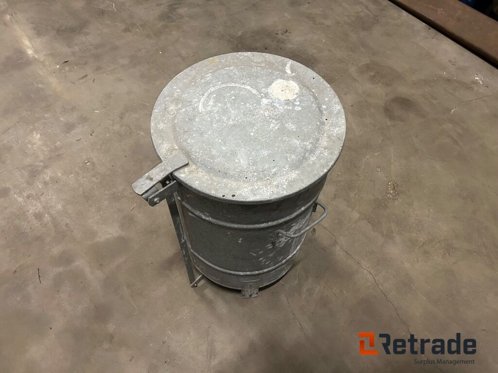 Soptunna Avfallstunna i plåt med lock - Nástroj/ Vybavení: obrázek 3 Soptunna Avfallstunna i plåt med lock - Nástroj/ Vybavení: obrázek 3