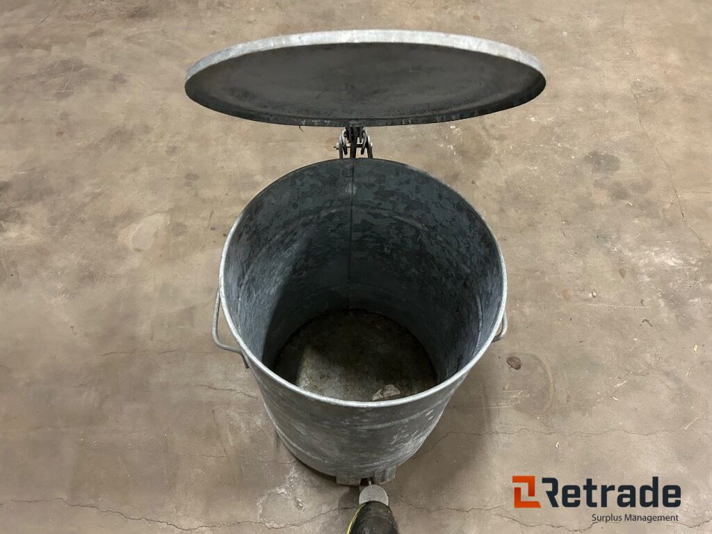 Soptunna Avfallstunna i plåt med lock - Nástroj/ Vybavení: obrázek 4 Soptunna Avfallstunna i plåt med lock - Nástroj/ Vybavení: obrázek 4