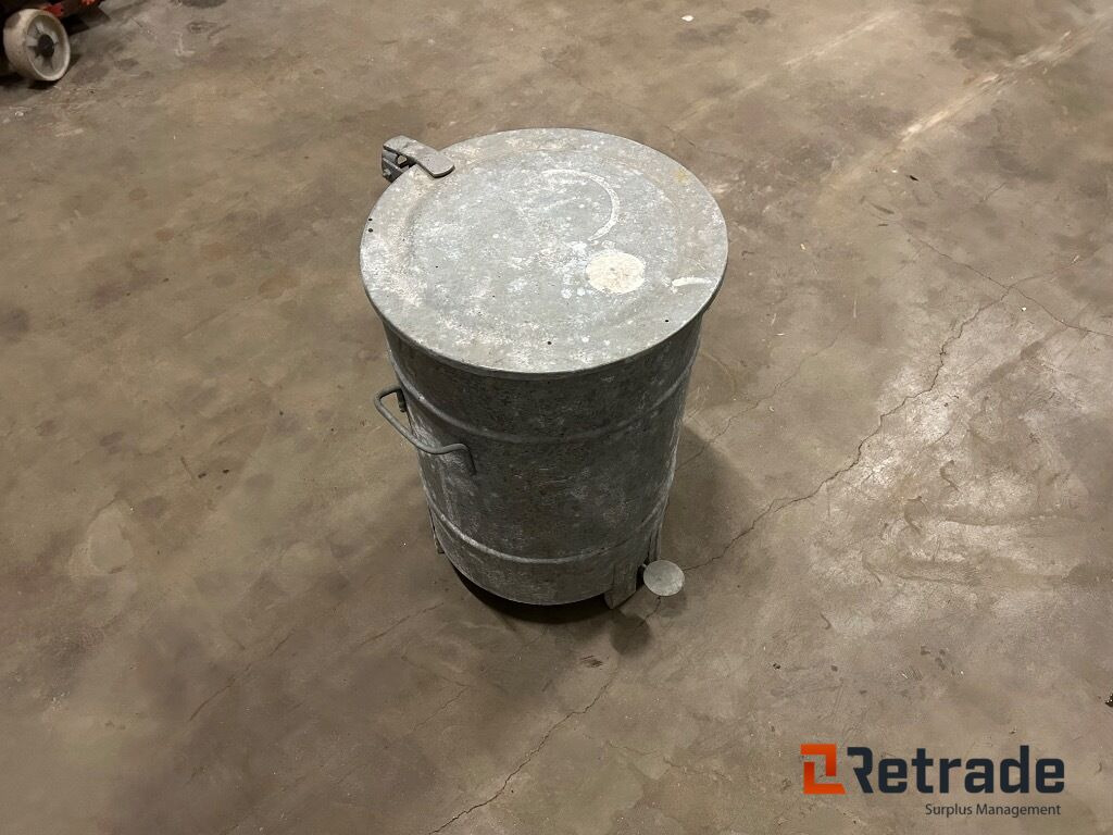 Soptunna Avfallstunna i plåt med lock - Nástroj/ Vybavení: obrázek 2 Soptunna Avfallstunna i plåt med lock - Nástroj/ Vybavení: obrázek 2