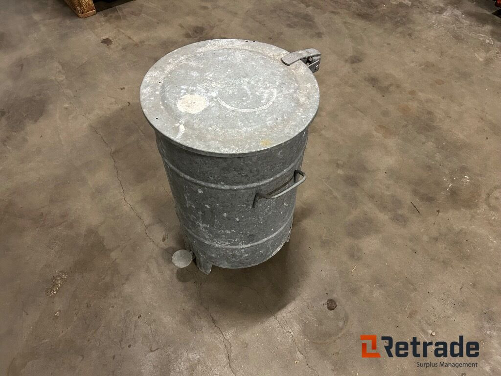 Soptunna Avfallstunna i plåt med lock - Nástroj/ Vybavení: obrázek 1 Soptunna Avfallstunna i plåt med lock - Nástroj/ Vybavení: obrázek 1