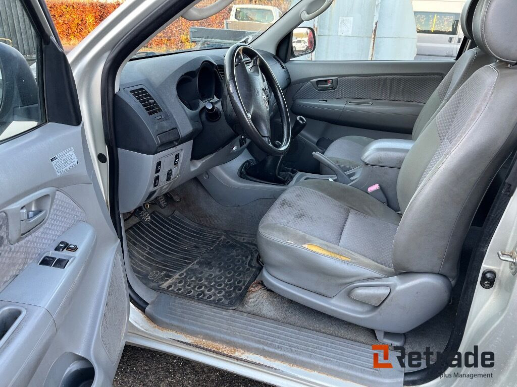 TOYOTA HILUX 2,5 D-4D EX.CAB 4 WD - Pick-up: obrázek 5 TOYOTA HILUX 2,5 D-4D EX.CAB 4 WD - Pick-up: obrázek 5