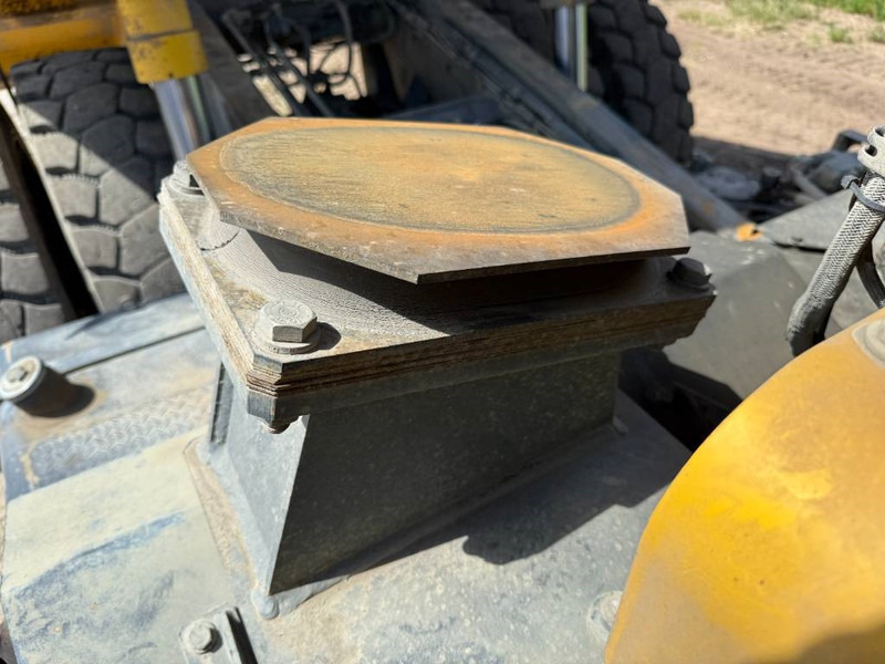 Pevný dempr Komatsu HD405-7 - German Machine / Automatic Greasing: obrázek 18 Pevný dempr Komatsu HD405-7 - German Machine / Automatic Greasing: obrázek 18