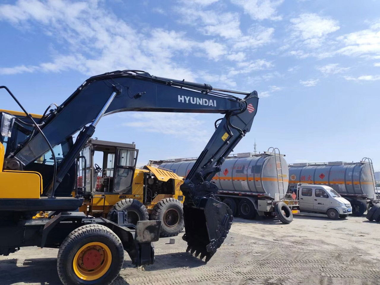 Hyundai R210-7 / Cummins / 1800MTH / Like NEW/20,5Tons/Sp R210-7 / Cummins / 1800MTH / Like NEW/20,5Tons/Special Ofert - Kolesové rýpadlo: obrázek 2 Hyundai R210-7 / Cummins / 1800MTH / Like NEW/20,5Tons/Sp R210-7 / Cummins / 1800MTH / Like NEW/20,5Tons/Special Ofert - Kolesové rýpadlo: obrázek 2