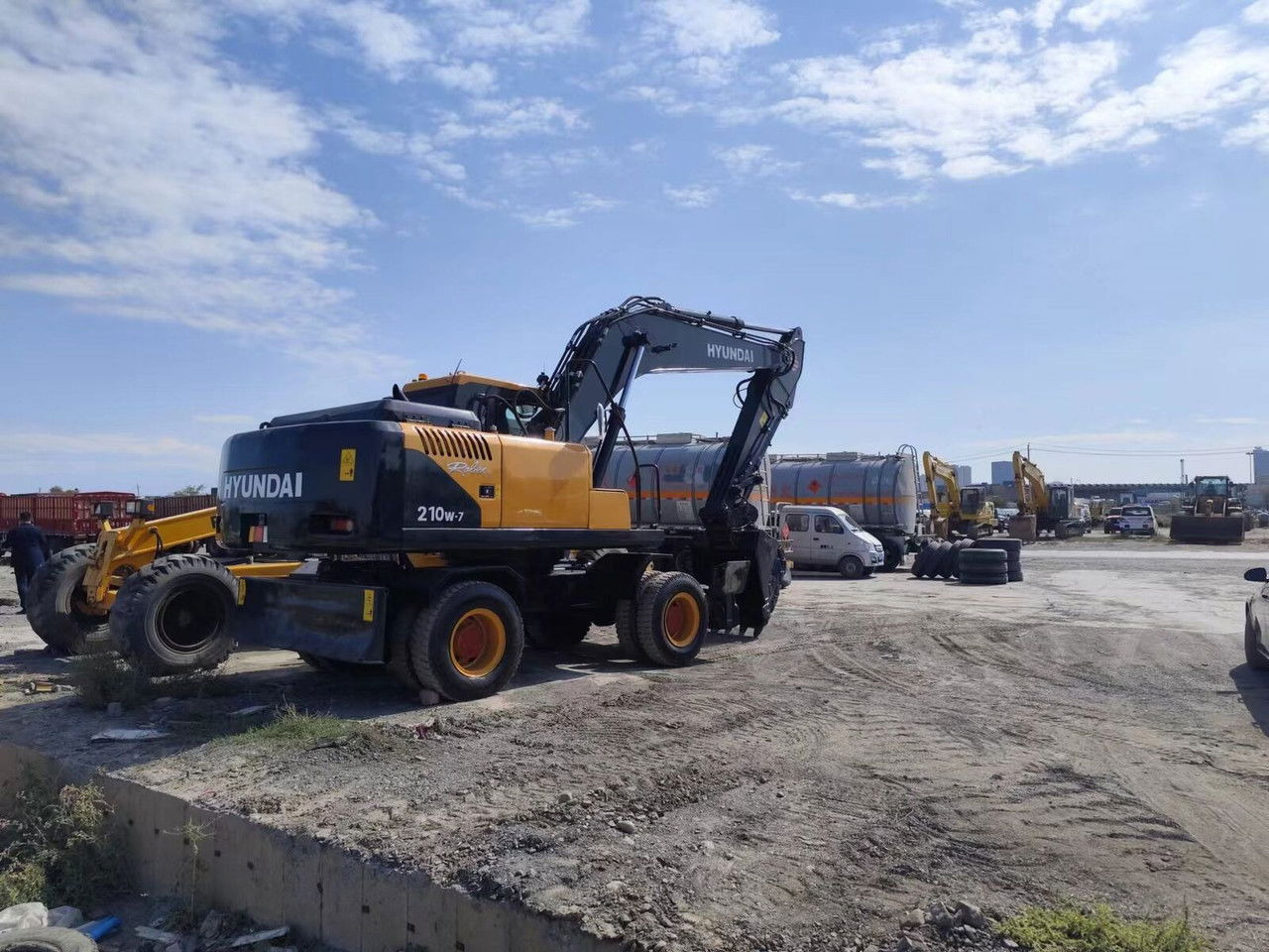 Hyundai R210-7 / Cummins / 1800MTH / Like NEW/20,5Tons/Sp R210-7 / Cummins / 1800MTH / Like NEW/20,5Tons/Special Ofert - Kolesové rýpadlo: obrázek 4 Hyundai R210-7 / Cummins / 1800MTH / Like NEW/20,5Tons/Sp R210-7 / Cummins / 1800MTH / Like NEW/20,5Tons/Special Ofert - Kolesové rýpadlo: obrázek 4